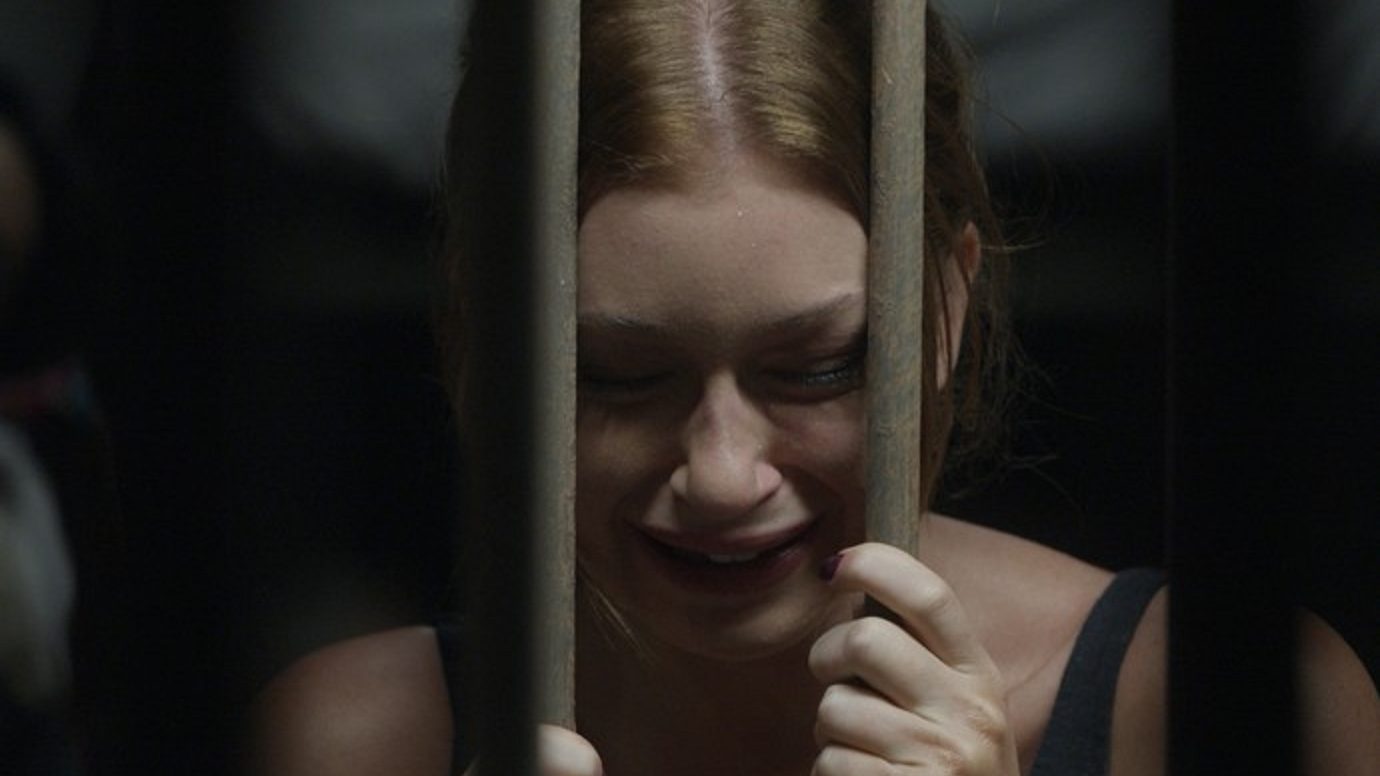 Eliza (Marina Ruy Barbosa) presa em Totalmente Demais