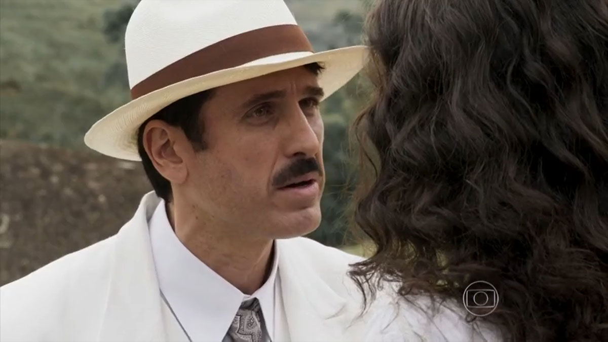 Ernesto (Eriberto Leão) e Filomena (Débora Nascimento) em Êta Mundo Bom!