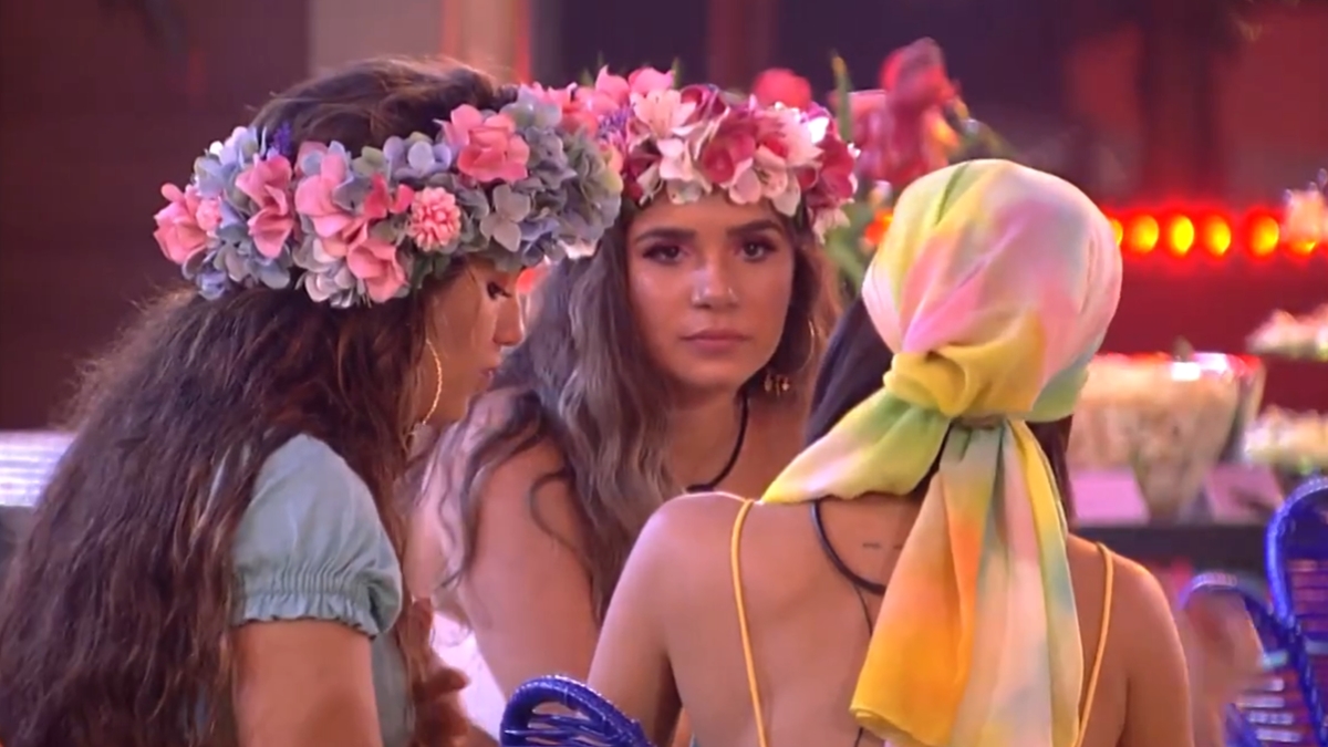 Gizelly conversando com Rafa e Manu na festa do BBB 20