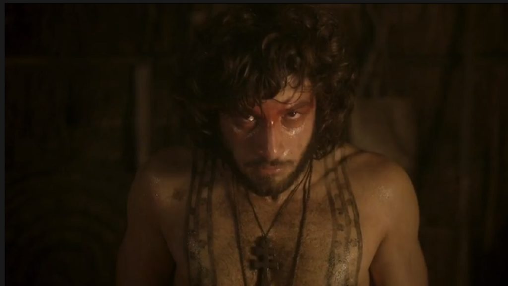 Joaquim (Chay Suede) como índio em Novo Mundo