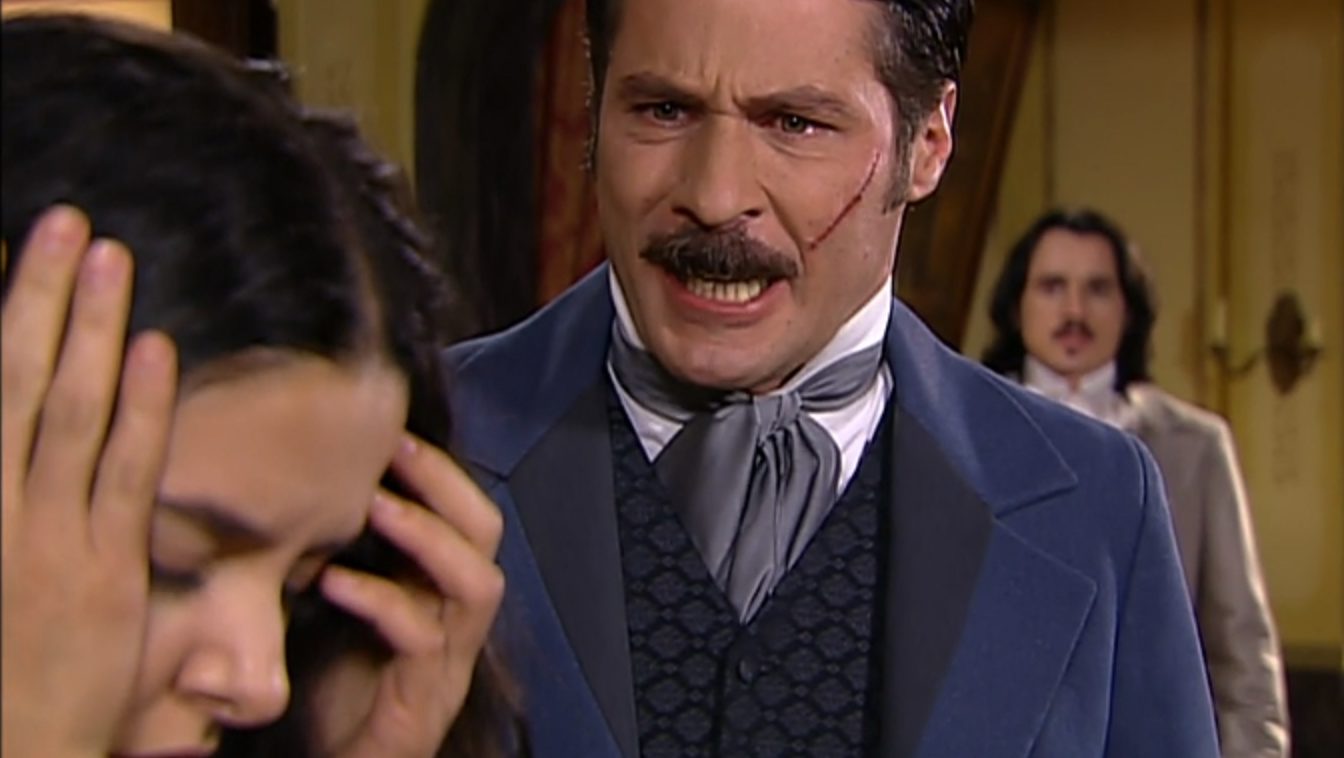 Leôncio (Leopoldo Pacheco) dá um tapa na cara de Isaura (Bianca Rinaldi) em A Escrava Isaura