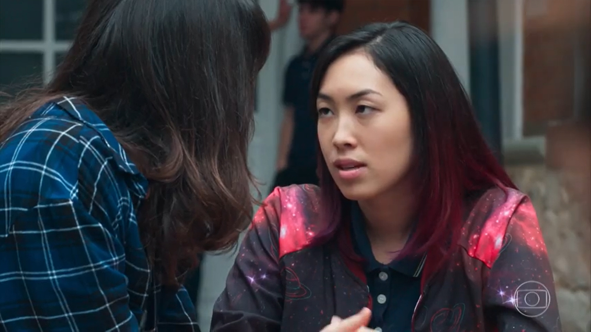 Lica (Manoela Aliperti) e Tina (Ana Hikari) em Malhação
