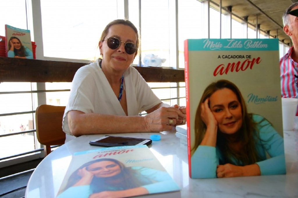 Maria Zilda Bethlem no lançamento de seu livro A Caçadora de Amor