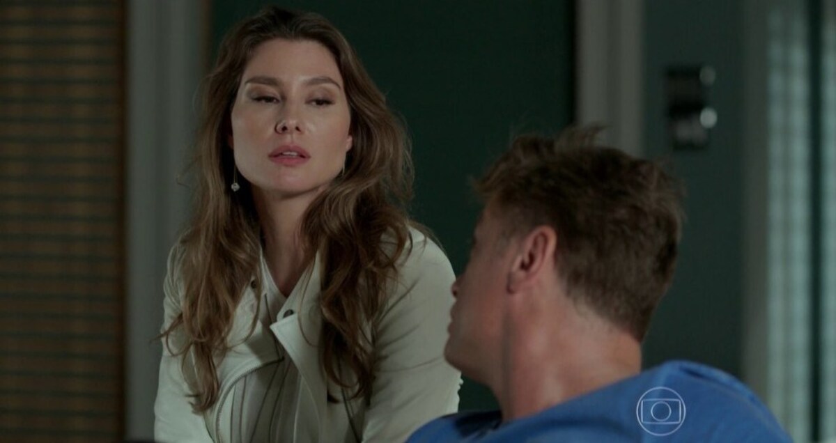 Natasha (Lavínia Vlasak) e Arthur (Fábio Assunção) de Totalmente Demais