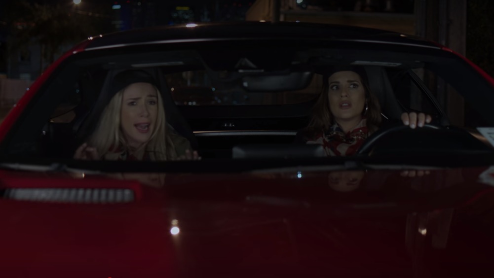 Patrícia e Marcela perseguem Armando (Reprodução: Netflix)
