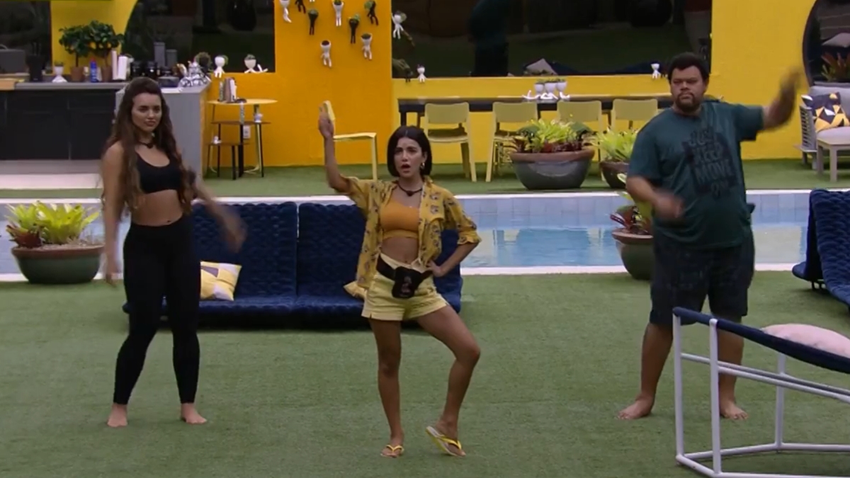 Rafa, Manu e Babu dançando no jardim do BBB20