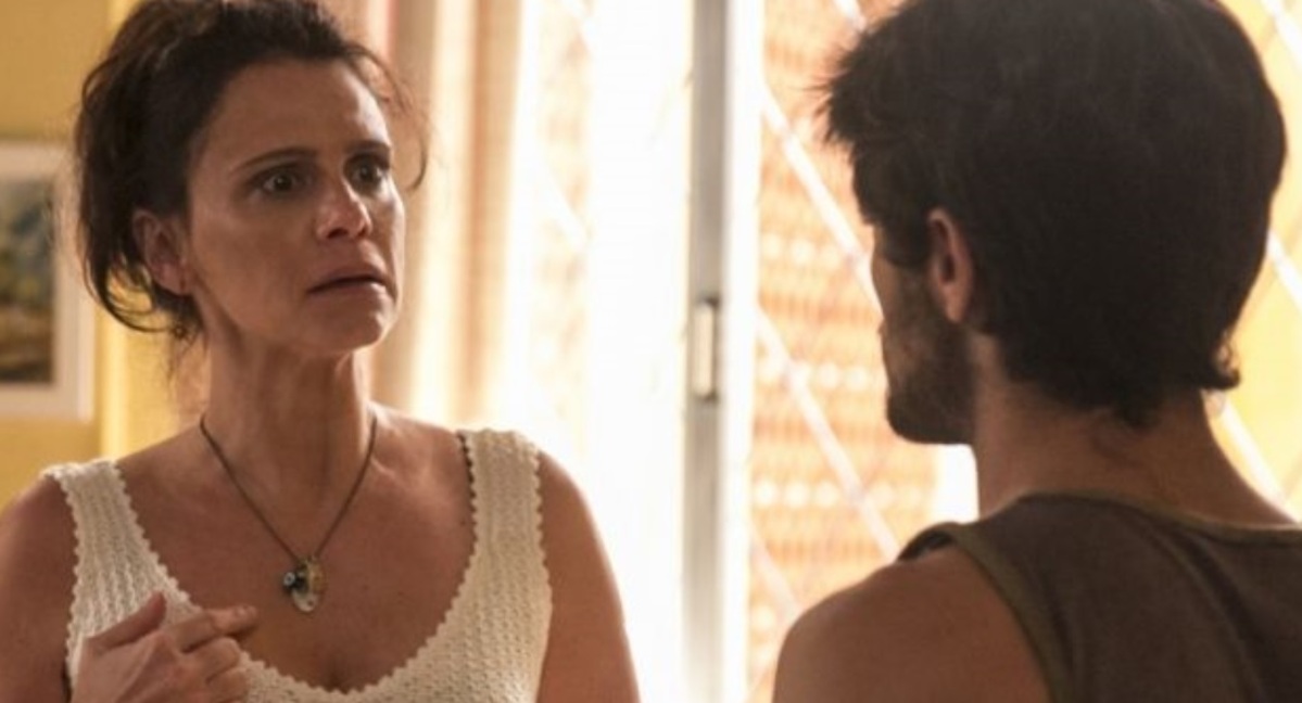 Rosângela (Malu Galli) e Jonatas (Felipe Simas) de Totalmente Demais
