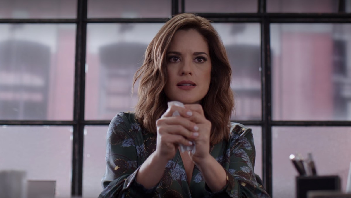 Marcela se enfurece ao encontrar carta erótica na mesa de Armando (Reprodução: Netflix)