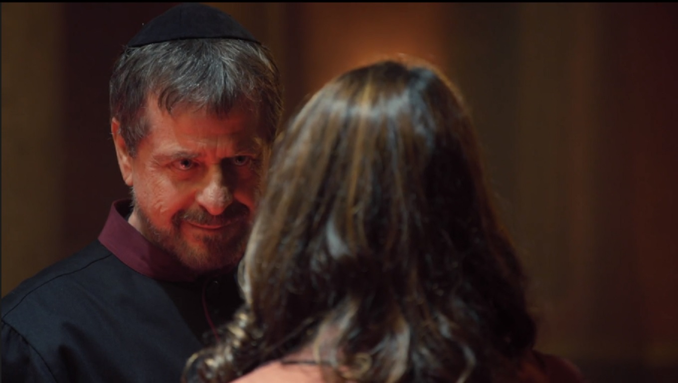 Sacerdote Stefano (Flávio Galvão) e Débora (Manuela Do Monte) em Apocalipse