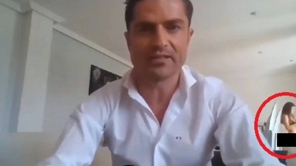 Alexia Rivas surgiu nua ao fundo da live de Alfonso Merlos (Reprodução / YouTube)