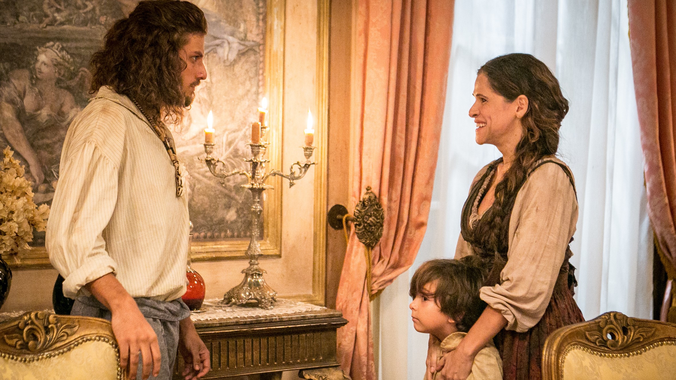 Elvira (Ingrid Guimarães), Quinzinho (Theo Lopes) e Joaquim (Chay Suede) em Novo Mundo