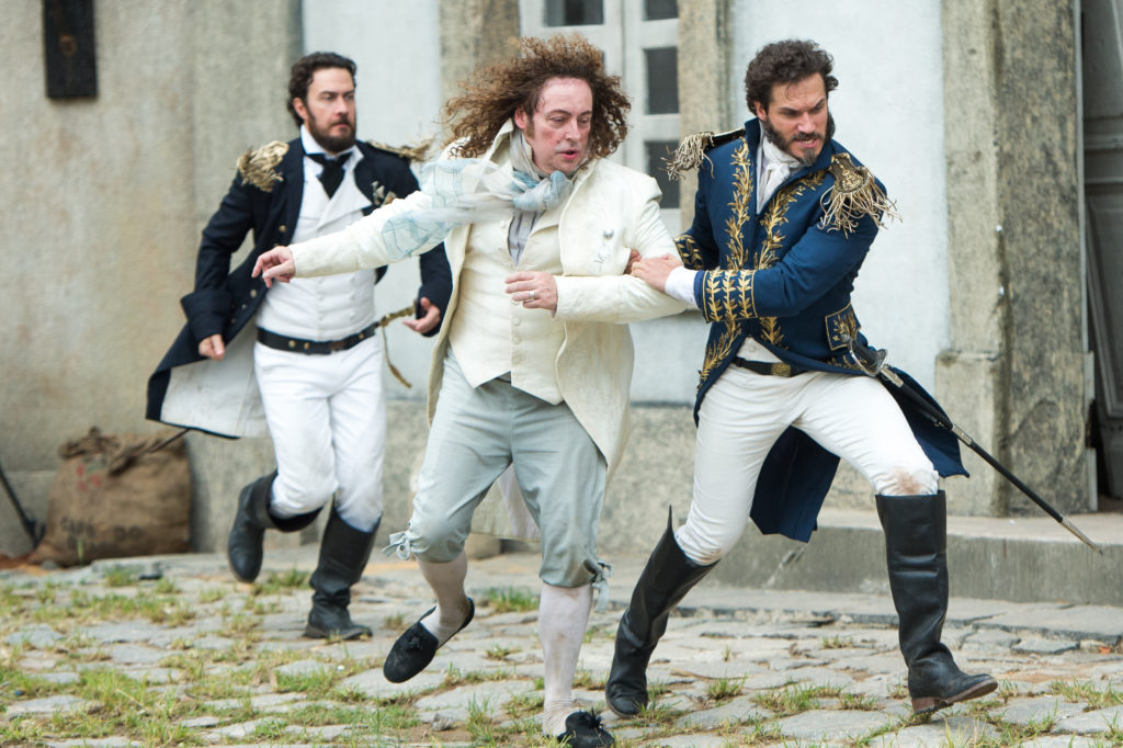Thomas ( Gabriel Braga Nunes ), Sebastião ( Roberto Cordovani ) e Avilez ( Paulo Rocha) fogem.