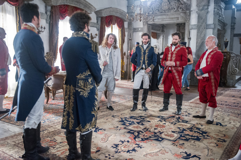 Pedro ( Caio Castro ), parlamentares e ministros Sebastiao (Roberto Cordovani), Coronel Avilez (Paulo Rocha), Thomas (Gabriel Braga Nunes) conversam sobre a desapropriação de terra, em Novo Mundo