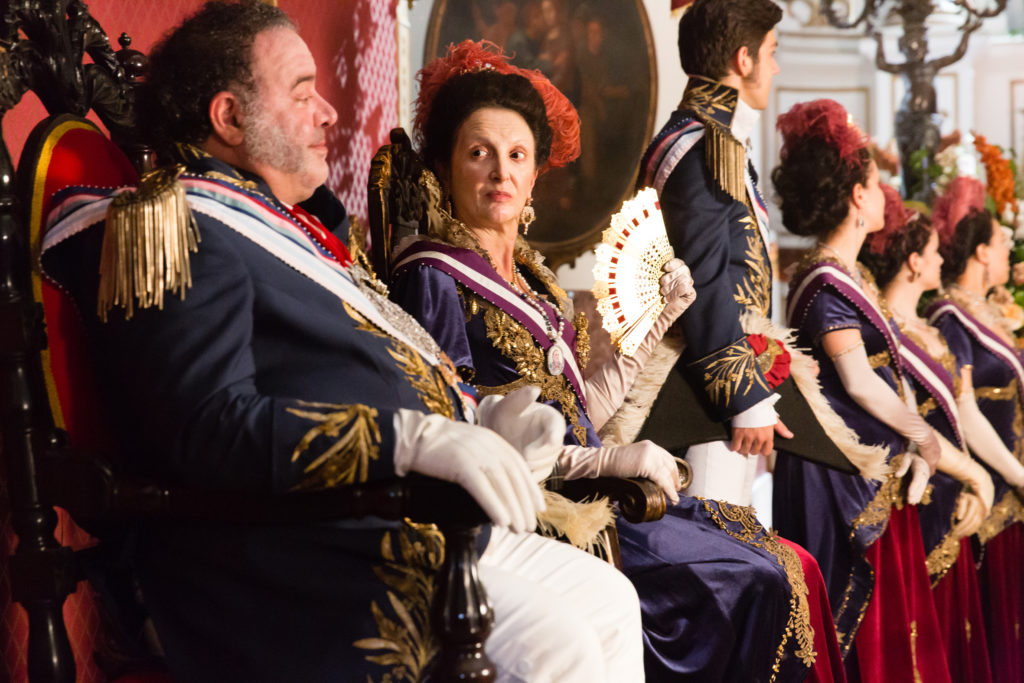 Dom João ( Léo Jaime ) e Carlota ( Débora Olivieri )
