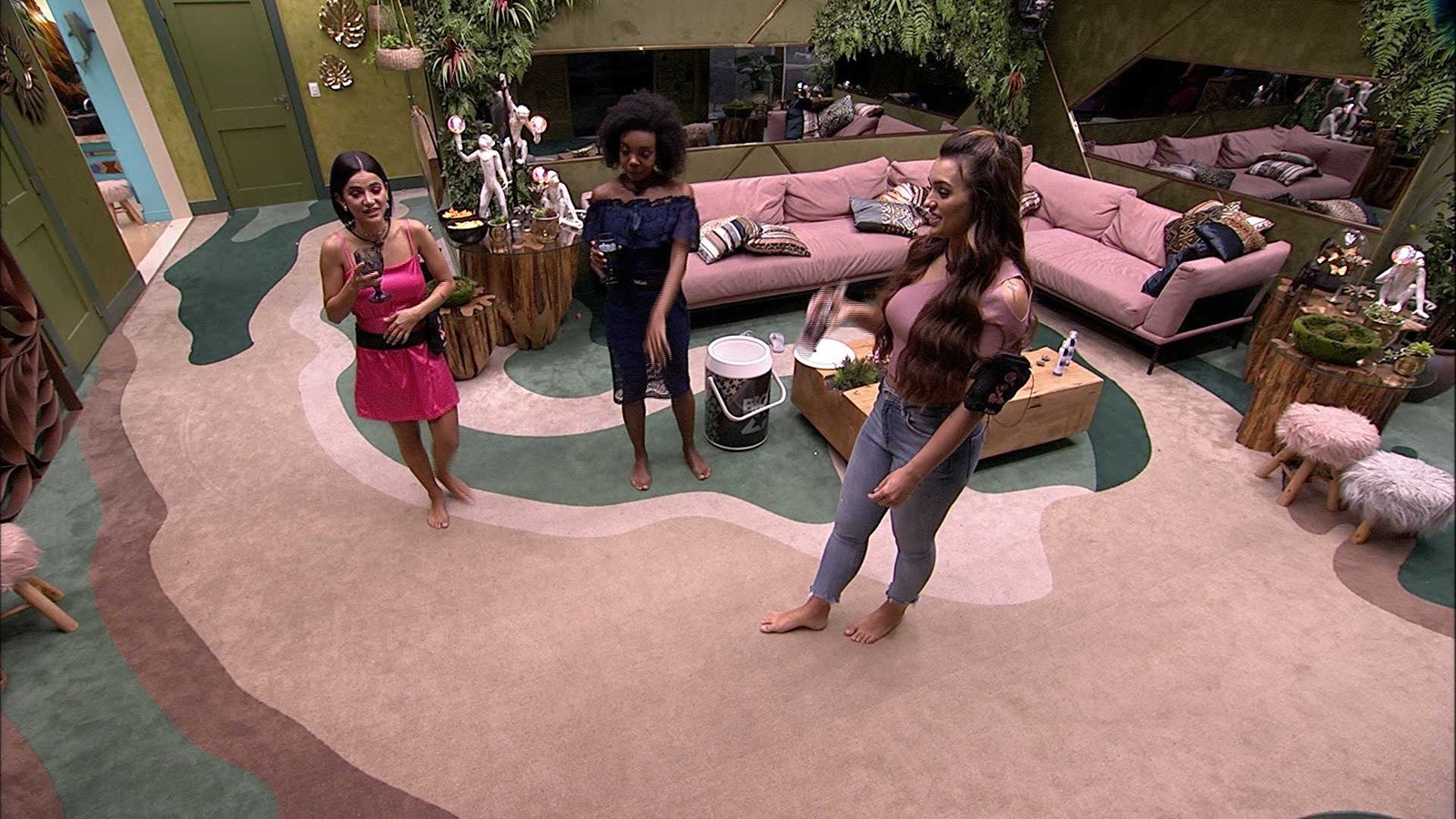 Sisters fazem festinha na sala da casa do BBB20 (Foto: Divulgação/Globo)