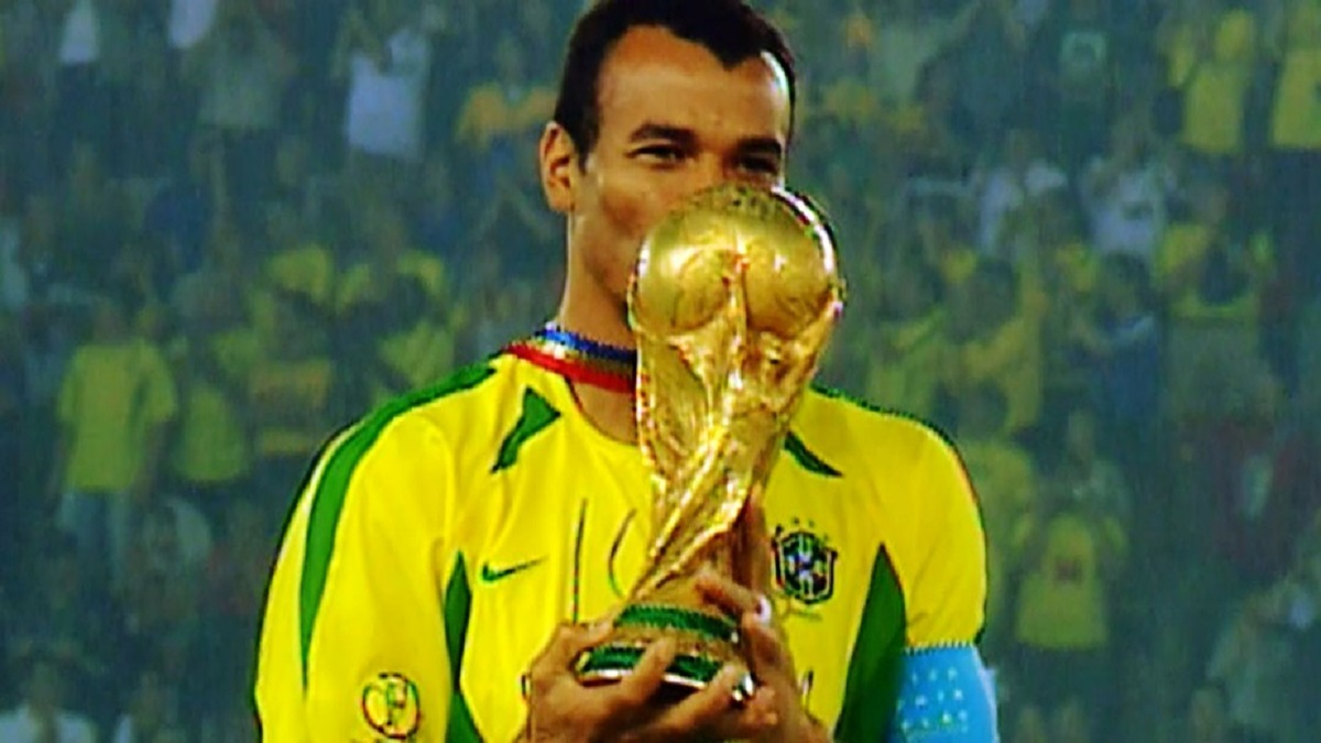 Cafu, levanta a taça no Penta