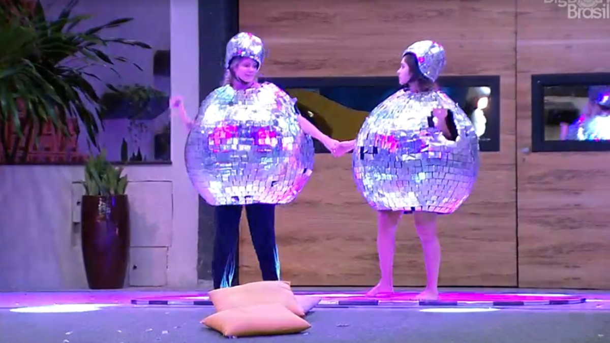 Gizelly e Marcela no castigo do monstro do BBB20 (Reprodução/TVGlobo)