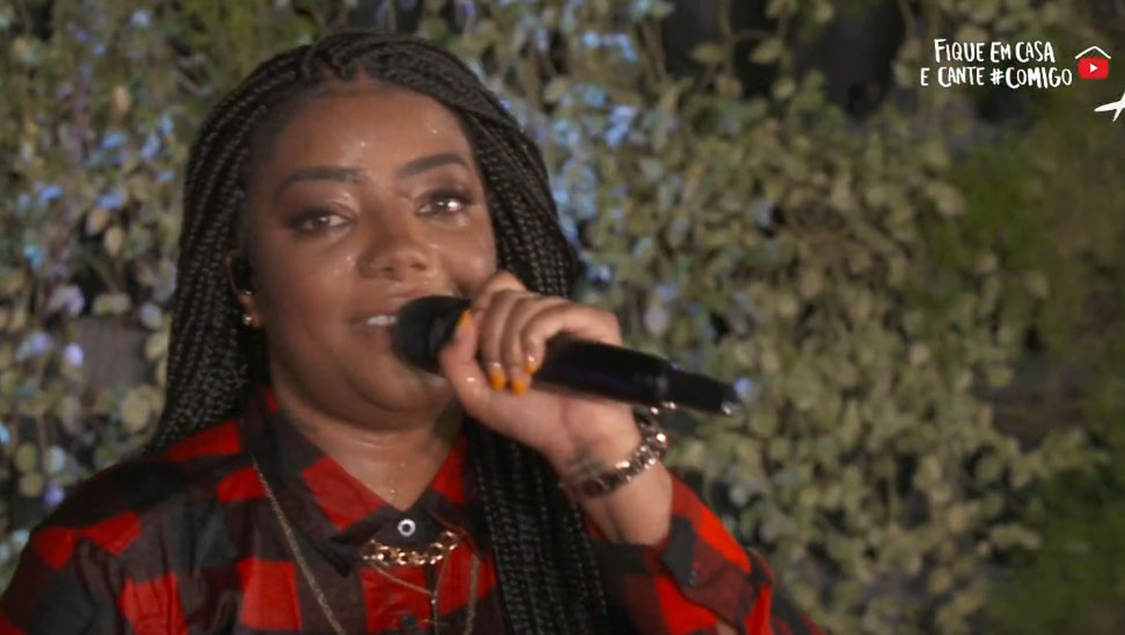 Ludmilla escorrega enquanto canta música de Manu Gavassi (Reprodução)