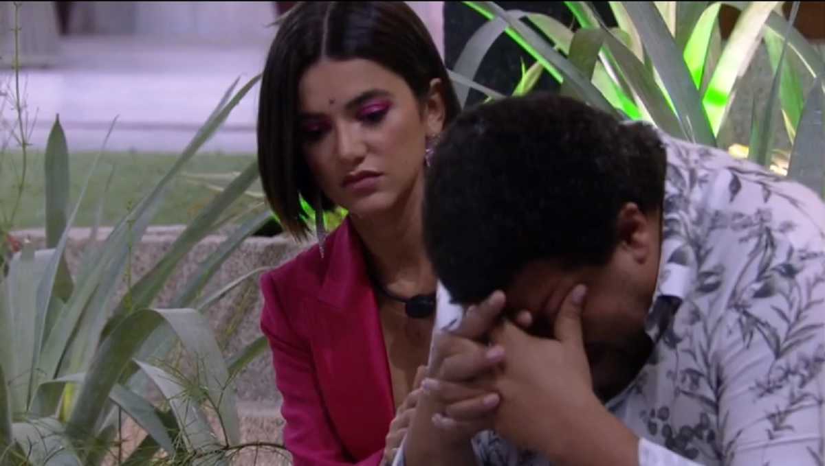 Manu consolar Babu após saída de Prior