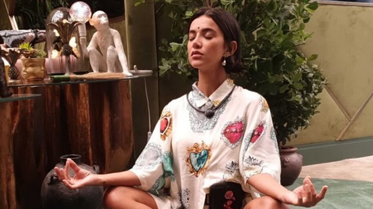 Manu Gavassi medita na sala do BBB20