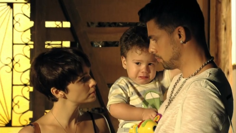 Nina e Jorginho com o filho, de Avenida Brasil