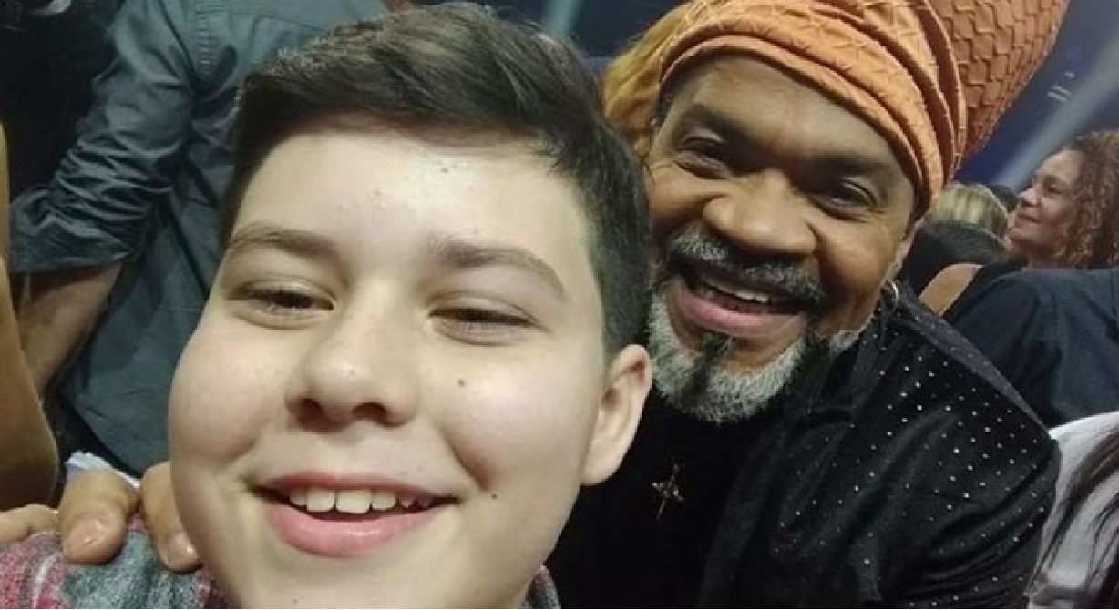 Tuca Almeida com Carlinhos Brown nos bastidores do The Voice Kids (Reprodução / Arquivo pessoal)