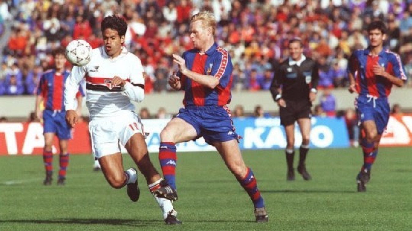 Equipe do São Paulo e do Barcelona competem em campo (Divulgação / BandSports)