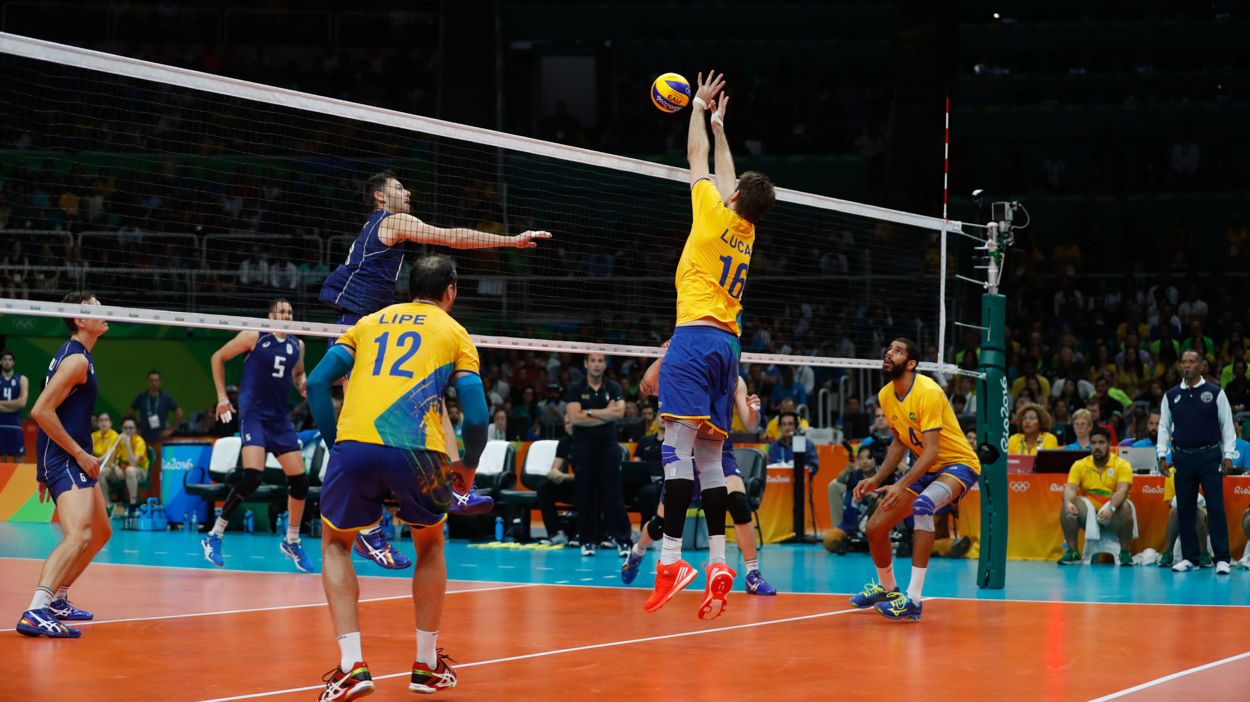 Time masculino de vôlei em campo nos Jogos Olímpicos 2016 (Fernando Frazão / Agência Brasil)