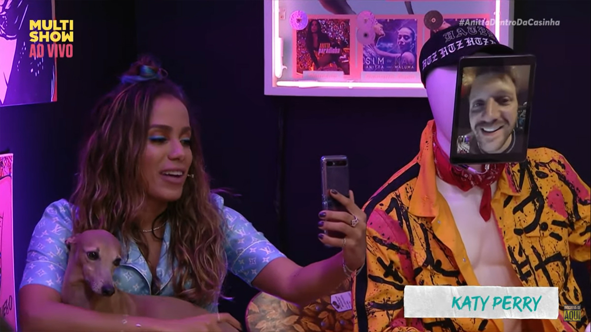 Anitta Dentro da Casinha