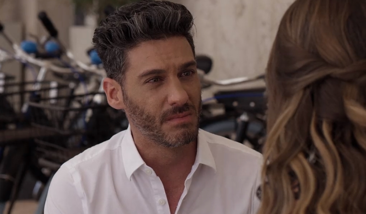 Armando viaja para Miami atrás de Betty (Reprodução; Netflix)