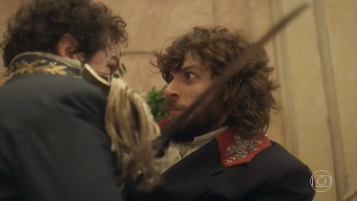 Avilez (Paulo Rocha) e Joaquim (Chay Suede) em Novo Mundo