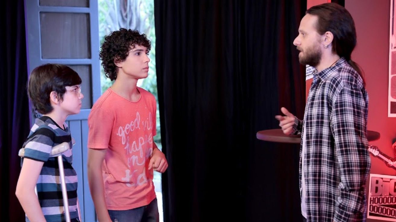 Bento (Davi Campolongo) e João (Igor Jansem) procuram por Cássio (Gutto Szuster) em As Aventuras de Poliana