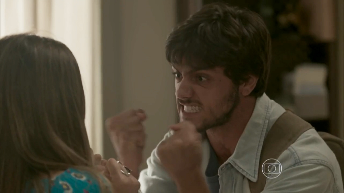 Cassandra (Juliana Paiva) e Jonatas (Felipe Simas) em Totalmente Demais