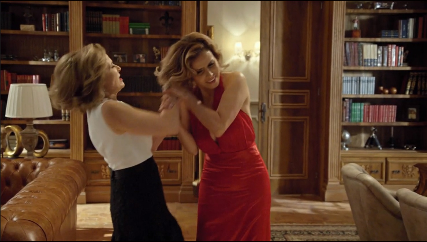 Débora (Bia Seidl) e Ariela (Leona Cavalli) em Apocalipse