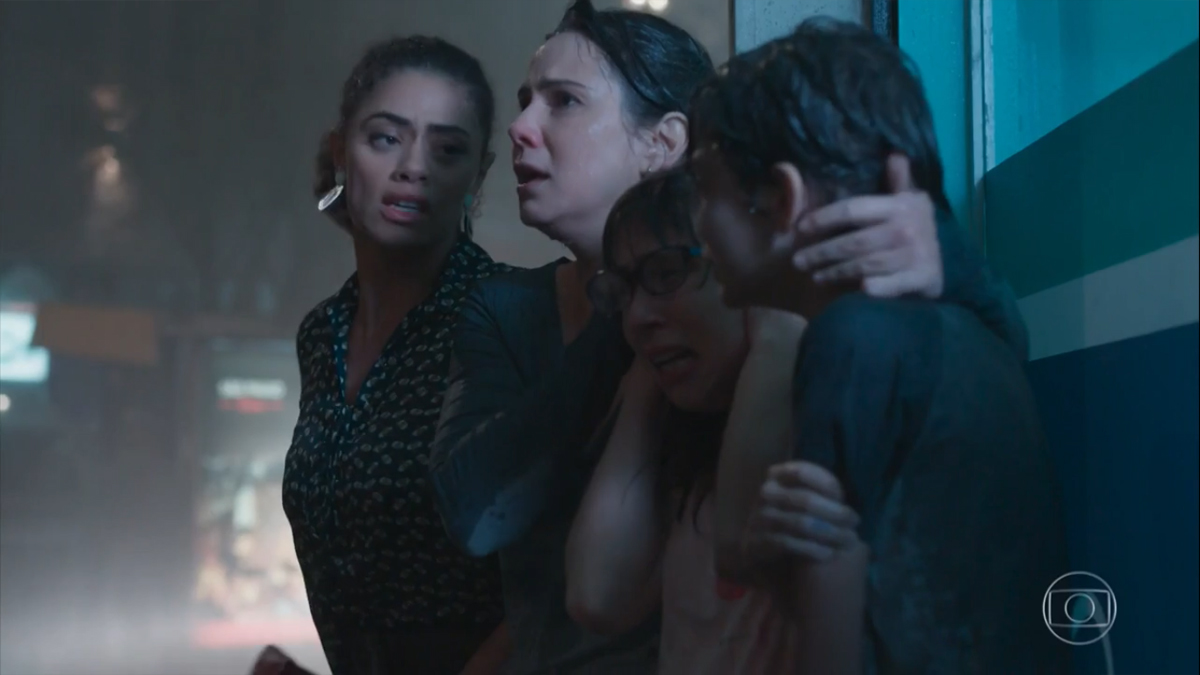 Dóris (Ana Flávia Cavalcanti), Josefina (Aline Fanju) e os filhos em Malhação
