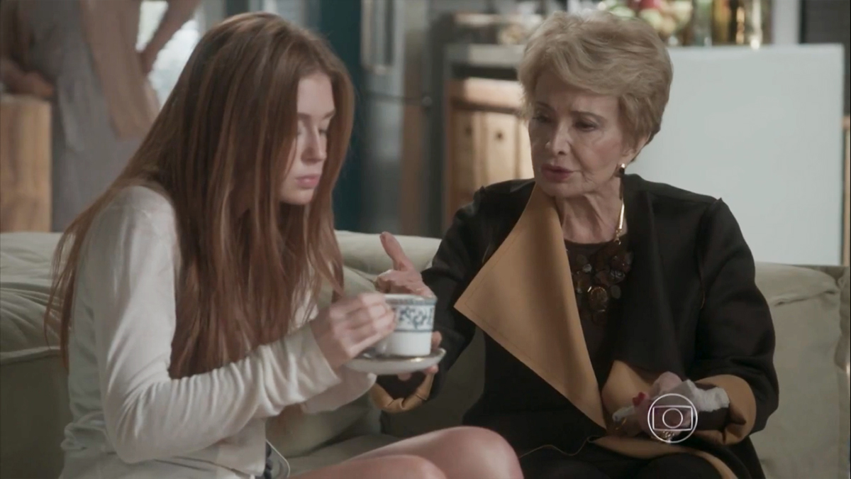 Eliza (Marina Ruy Barbosa) e Stelinha (Glória Menezes) em Totalmente Demais