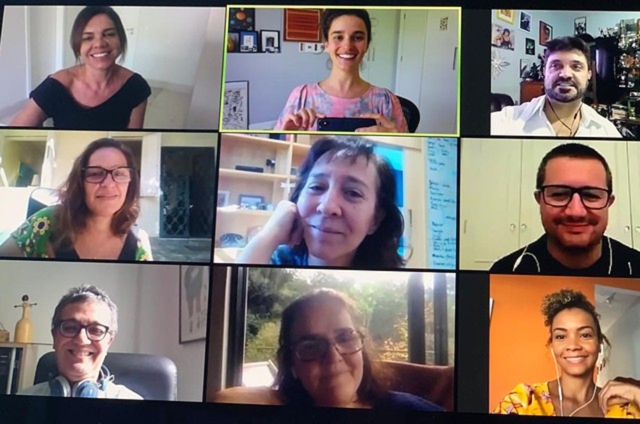 Equipe de Malhação Transformação em reunião para discutir temas da trama