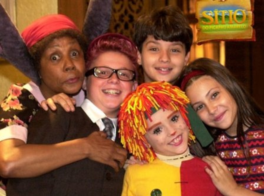 Henrique Ramiro com Dhu Moraes, Isabelle Drummond, César Cardadeiro e Lara Rodrigues em Sítio do Picapau Amarelo