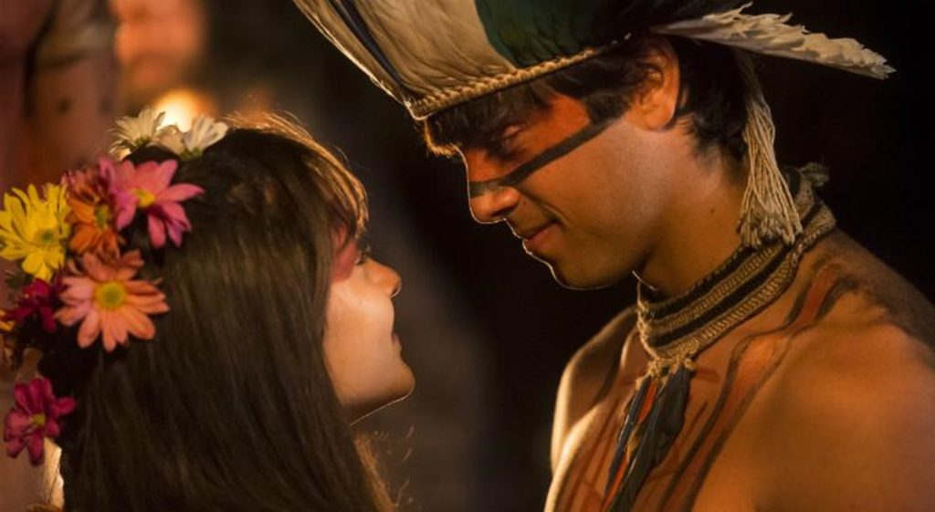 Jacira (Giullia Buscaccio) e Piatã (Rodrigo Simas) casando-se em Novo Mundo
