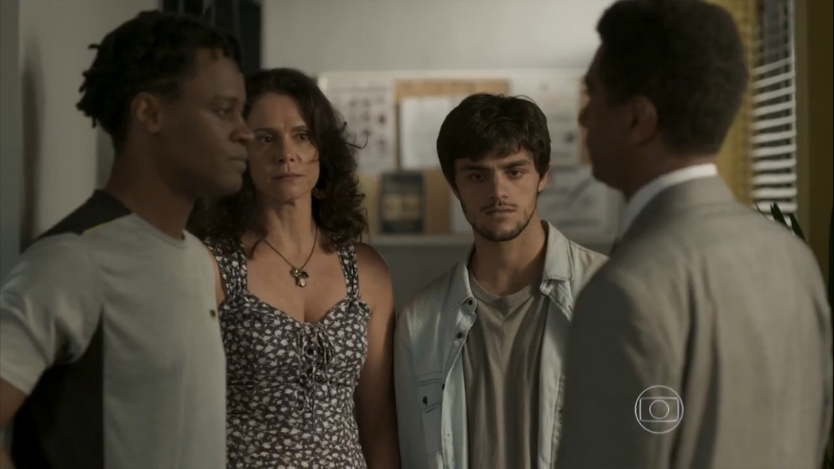 Jonatas (Felipe Simas) saindo da prisão em Totalmente Demais