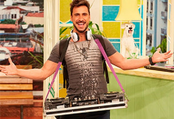 Júlio Rocha como DJ Richard em Vai Que Cola