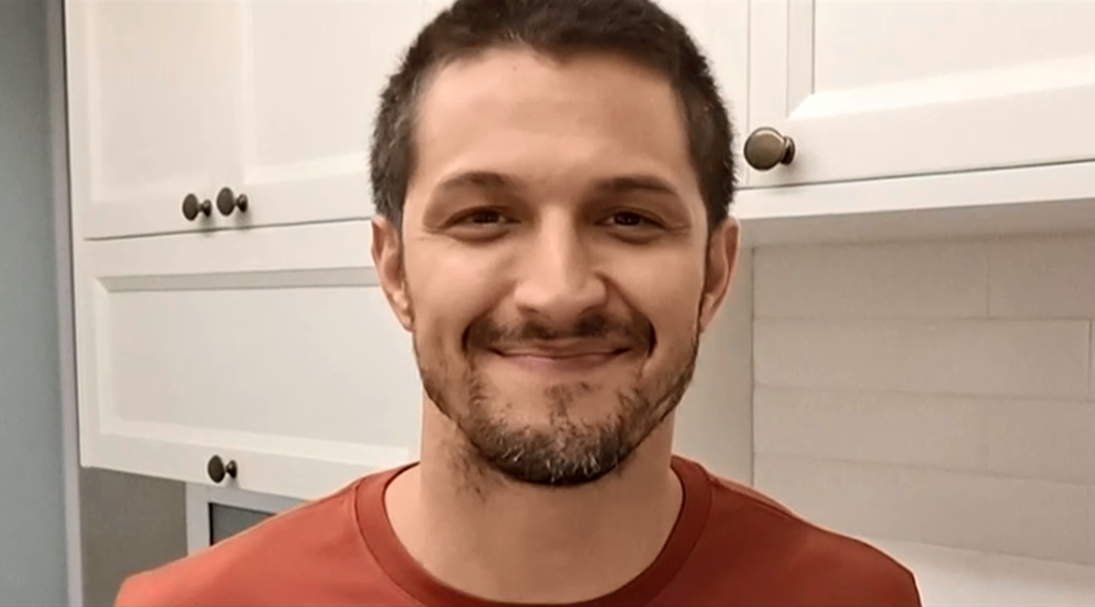 Rômulo Estrela prepara receita com linguiça na TV (Reprodução: TV Globo)
