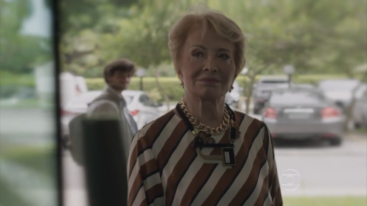 Stelinha (Glória Menezes) e Jonatas (Felipe Simas) em Totalmente Demais