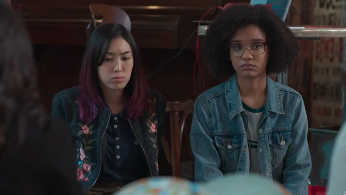 Tina (Ana Hikari) e Ellen (Heslaine Vieira) em Malhação