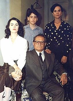 Verônica (Clarisse Abujamra) e sua tradicional família em Os Ossos do Barão
