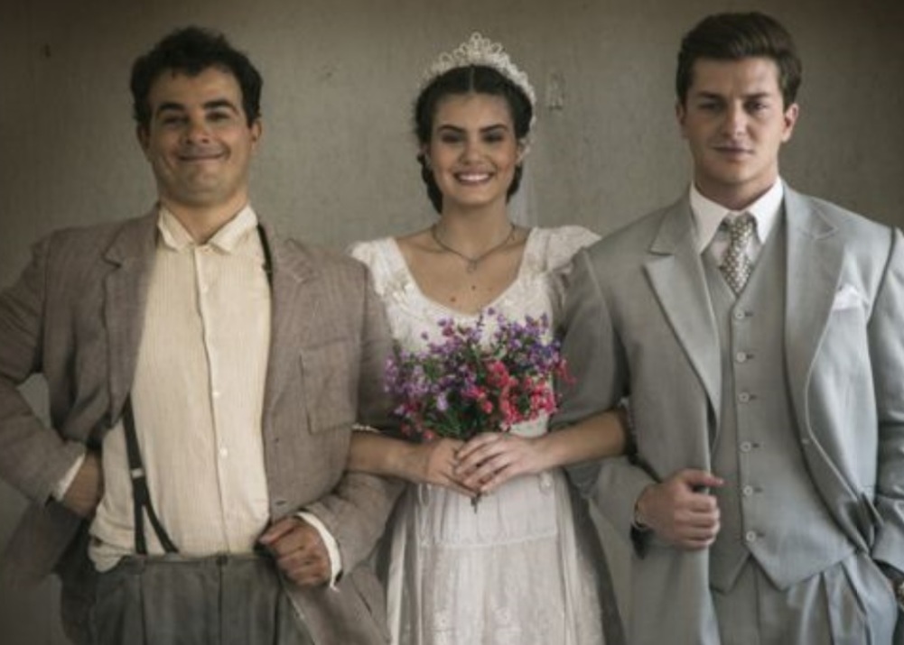 Zé dos Porcos (Anderson di Rizzi), Mafalda (Camila Queiroz) e Romeu (Klebber Toledo) de Êta Mundo Bom!