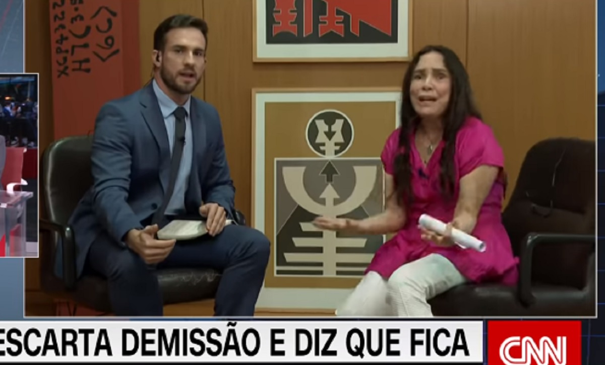 Daniel Adjuto tenta conter chilique de Regina Duarte, na CNN Brasil