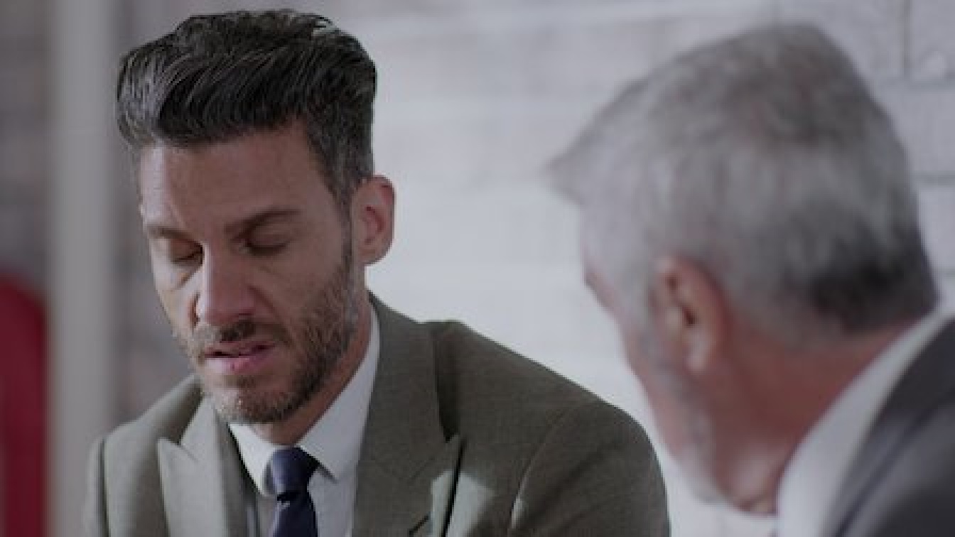 Erick Elías e Saúl Lisazo como Armando e Roberto em Betty, a Feia em Nova York (Reprodução / Netflix)