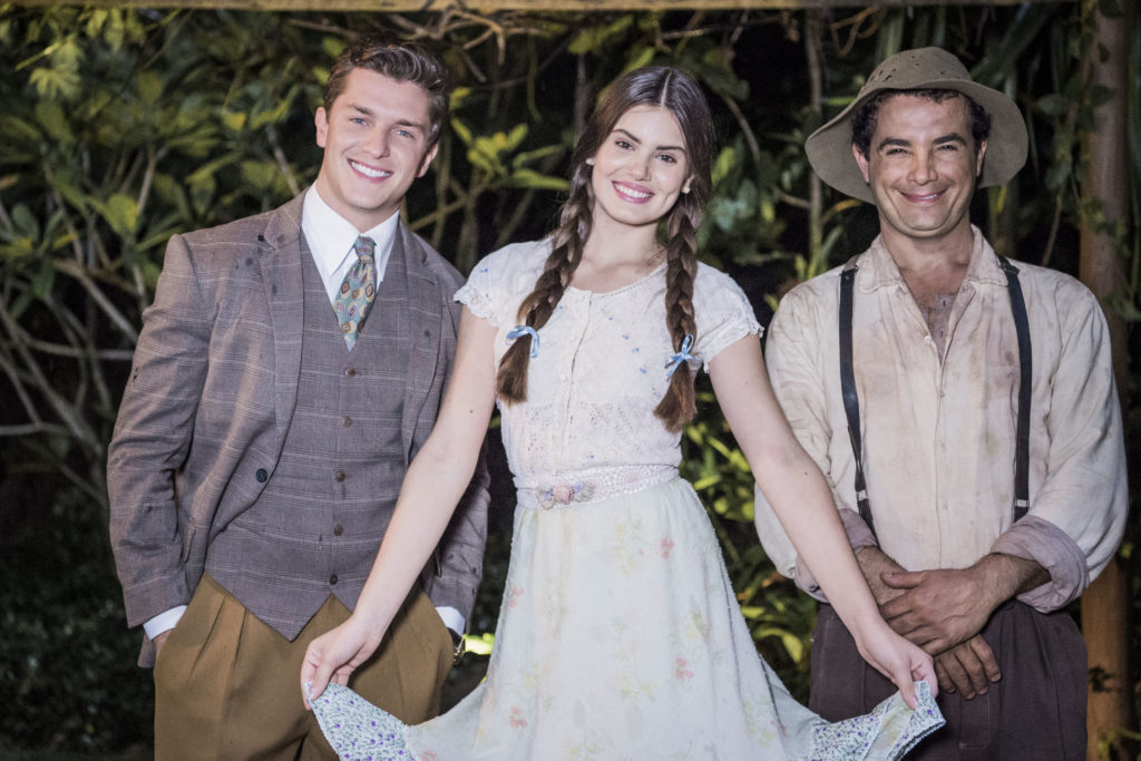 Romeu (Klebber Toledo), Mafalda (Camila Queiroz) e Zé dos Porcos (Anderson Di Rizzi) *** Local Caption *** Cap 122 Cena 19 Romeu ( Klebber Toledo ) pede Mafalda ( Camila Queiroz ) para casar com ele. Romeu beija Mafalda. Zé dos Porcos ( Anderson Di Rizzi ) observa