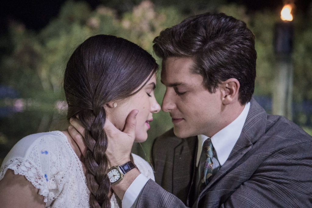Romeu (Klebber Toledo) pede Mafalda (Camila Queiroz) para casar com ele *** Local Caption *** Cap 122 Cena 19 Romeu ( Klebber Toledo ) pede Mafalda ( Camila Queiroz ) para casar com ele. Romeu beija Mafalda. Zé dos Porcos ( Anderson Di Rizzi ) observa